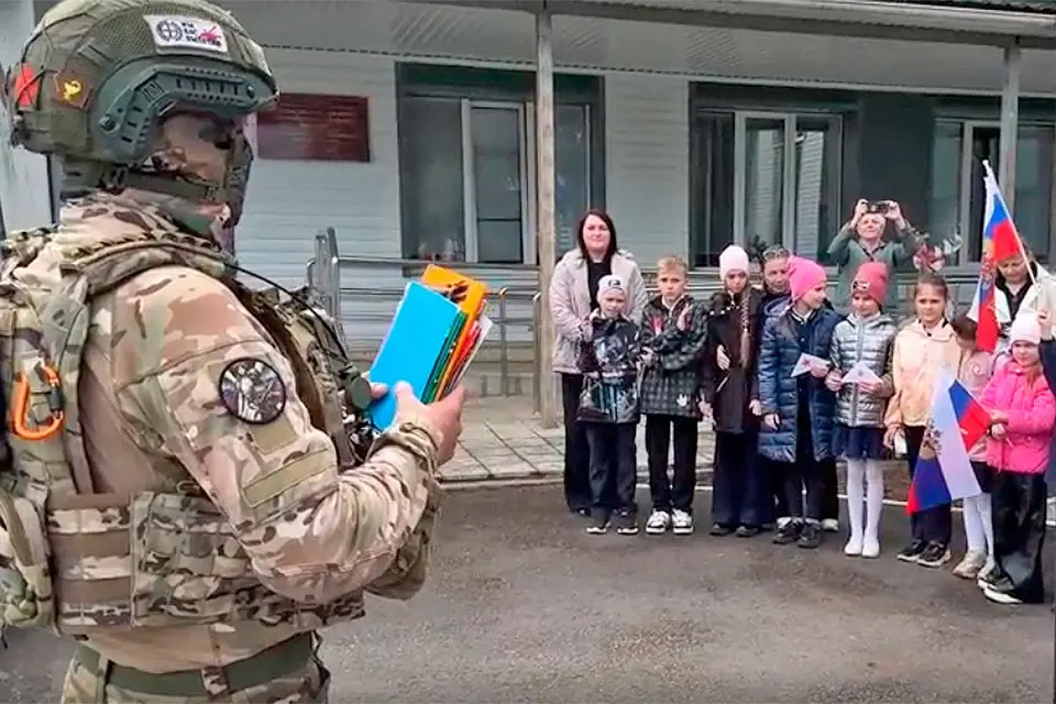 Военные медики провели в одной из школ в Курской области занятия по азам тактической медицины.