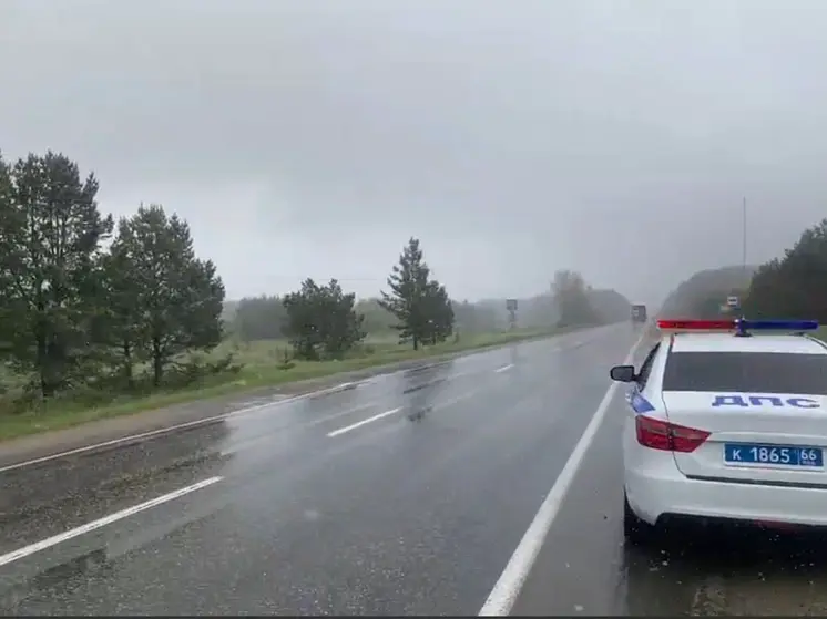 На трассы Свердловской области обрушился снегопад