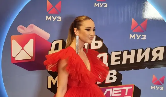 Жених не пришел к стоящей у ЗАГСа при полном параде Бузовой