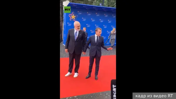 Премьер Албании провел Макрона за руку на саммите в Тиране
