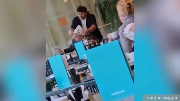 Главе МОК Баху надели на голову подгузник