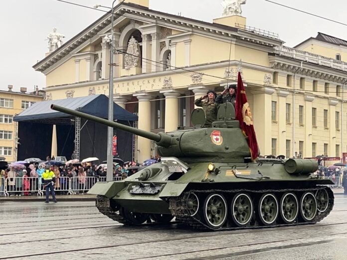 Нижний Тагил отмечает 80-летие Победы на Т-90М «Прорыв» и Т-34-0