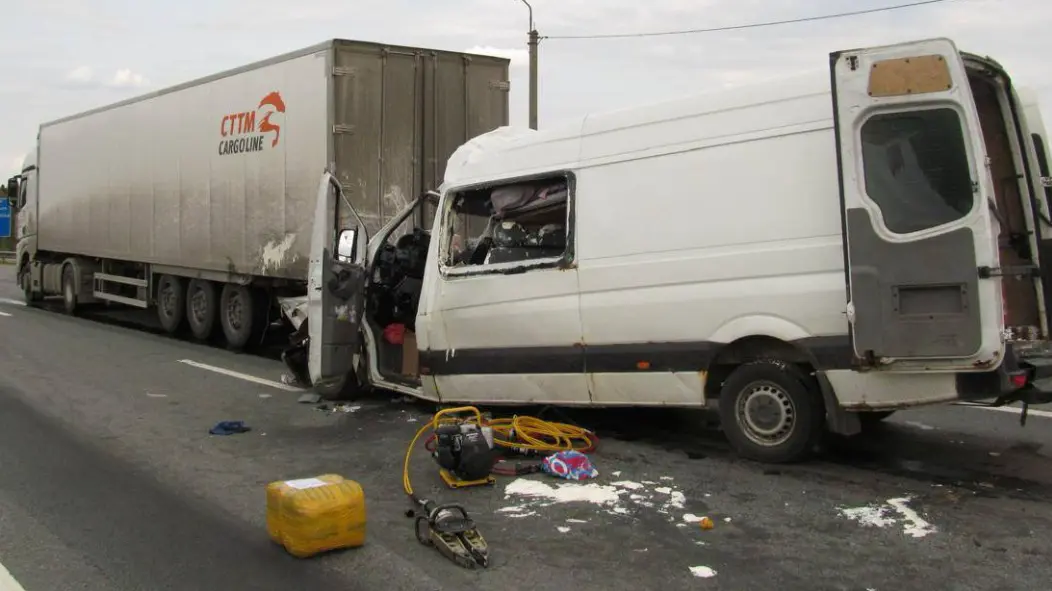 Четыре человека погибли в ДТП с фурой и микроавтобусом под Москвой
