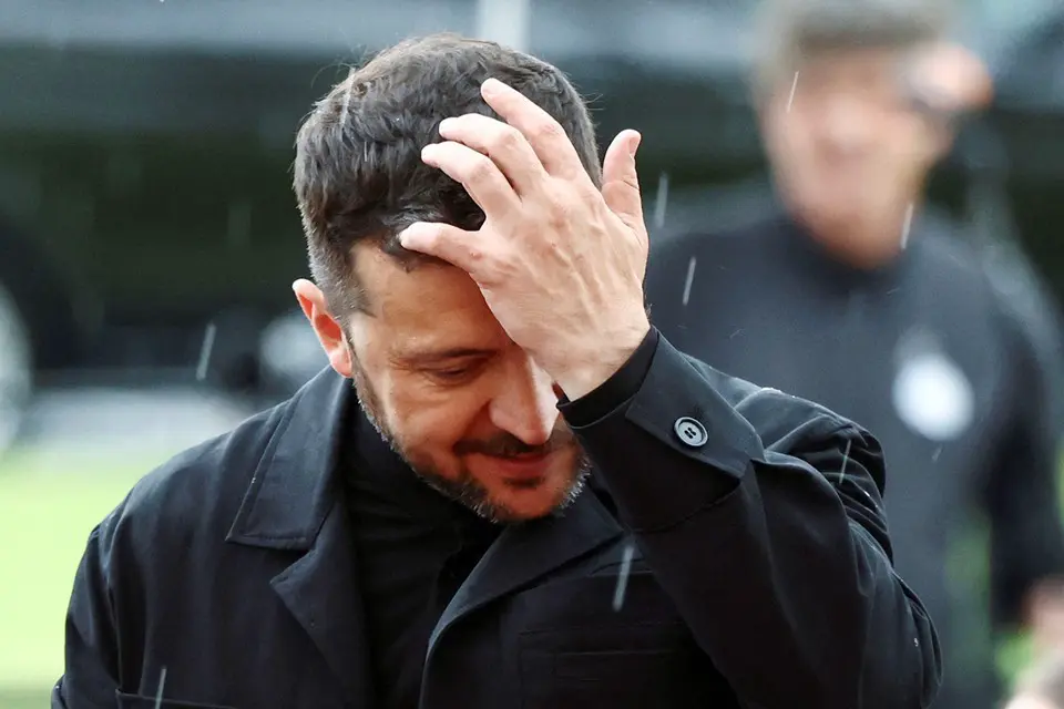 Cоавторы считают, что к концу второго квартала этого года - то есть к концу июня, Зеленский, скорее всего, будет вынужден «подписать неидеальную сделку» с Россией