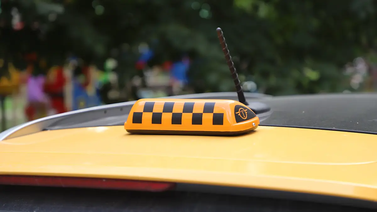 Россиянин поспорил с таксистом из-за флага Украины