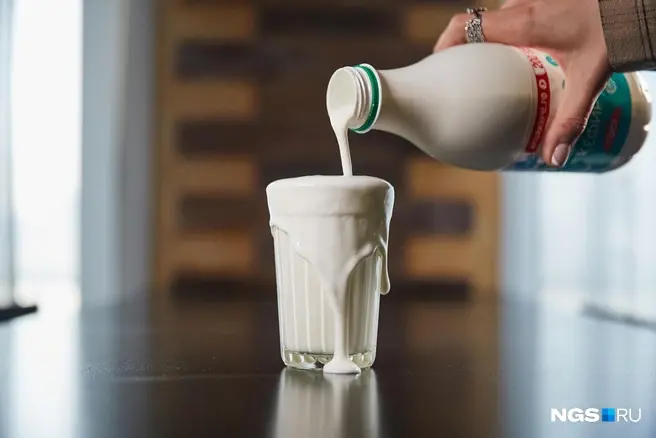 Наливаем кефир и потом насыпаем чуть-чуть семян льна | Источник: Александр Ощепков / NGS.RU