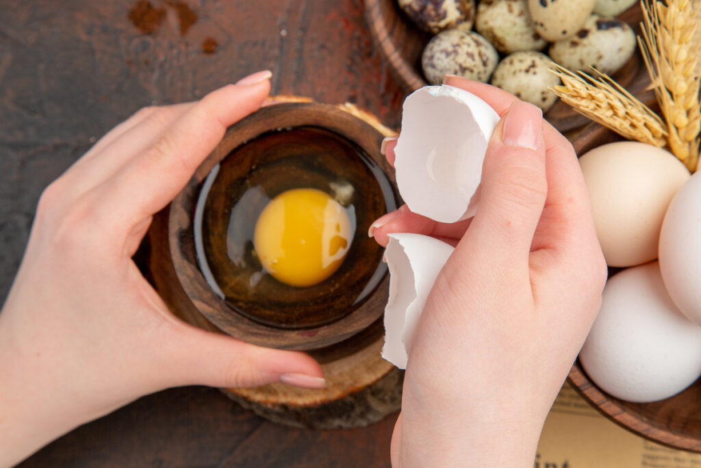 скорлупа от яйца и желток в пиале