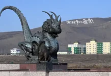 Тибетские монахи освятили мантру Ом мани падме хум на горе Догээ под Кызылом tibetskie monahi osvyatili mantru om mani padme hum na gore dogee pod kyzylom-uralnovosti-ru-174845118600-0