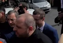 Толпа журналистов окружила Рустема Умерова во время переговоров РФ и Украины tolpa zhurnalistov okruzhila rustema umerova vo vremya peregovorov rf i ukrainy-uralnovosti-ru-174740694000-0