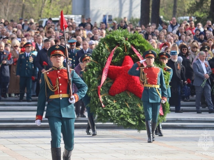 В День Победы возложили цветы к Широкореченскому мемориалу в Екатеринбурге