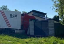 v dobryanke gruzovik okazalsya v gostyah u bani v permskom krae-uralnovosti-ru-174861491700-0