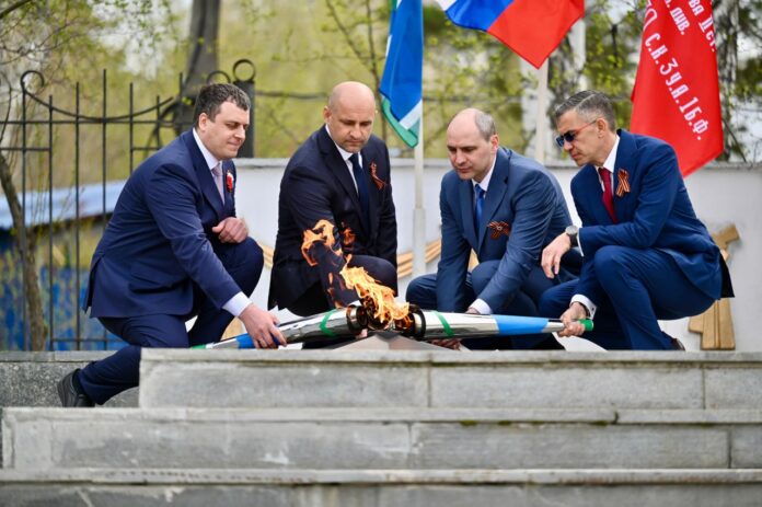 В Среднеуральске в рамках патриотического проекта зажгли вечный огонь при участии Дениса Паслера и Владимира Путина-0