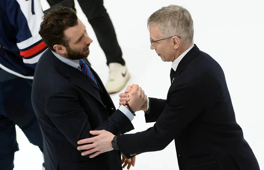 Легенду разговорного жанра Романа Ротенберга (слева) на посту главного тренера СКА сменила легенда советского хоккея и НХЛ Игорь Ларионов