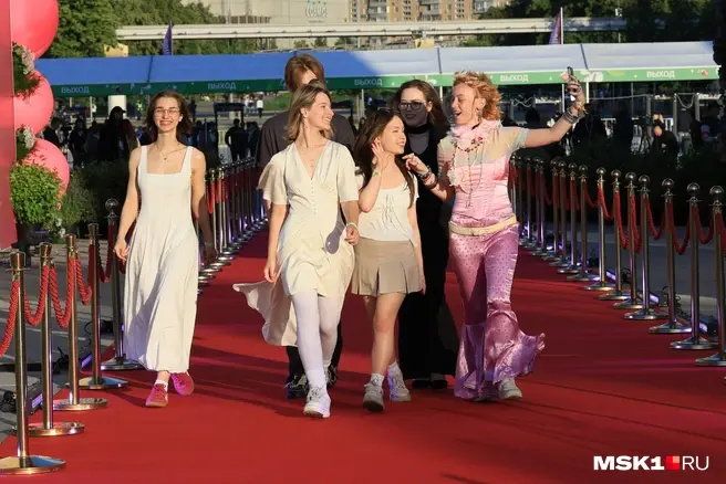 Выпускной на ВДНХ | Источник: Артём Устюжанин / MSK1.RU