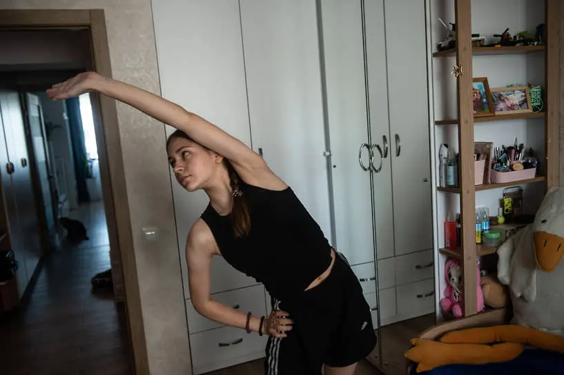 Настя выполняла все, что просили врачи: носила корсет, занималась ЛФК, ходила на массаж. Но боль не ушла