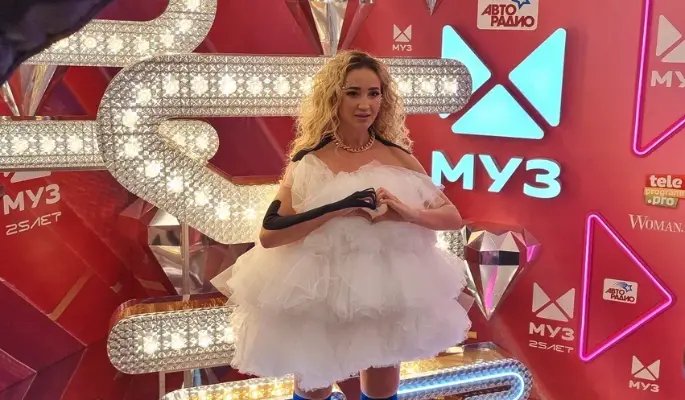 Оказавшаяся на кушетке под капельницей Бузова вызвала тревогу