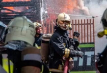 Петр Бирюков поздравляет легендарных спасателей Московской пожарной охраны petr biryukov pozdravlyaet legendarnyh spasatelej moskovskoj pozharnoj ohrany-uralnovosti-ru-0