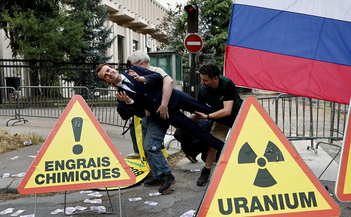Активисты Greenpeace устанавливают восковую статую Эммануэля Макрона из музея Гревена перед посольством России в Париже, Франция, 2 июня 2025 года (Benoit Tessier / Reuters)