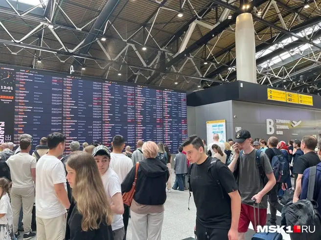 Многие из пассажиров ждут своего вылета уже больше суток | Источник: Виктория Чулюкина / MSK1.RU