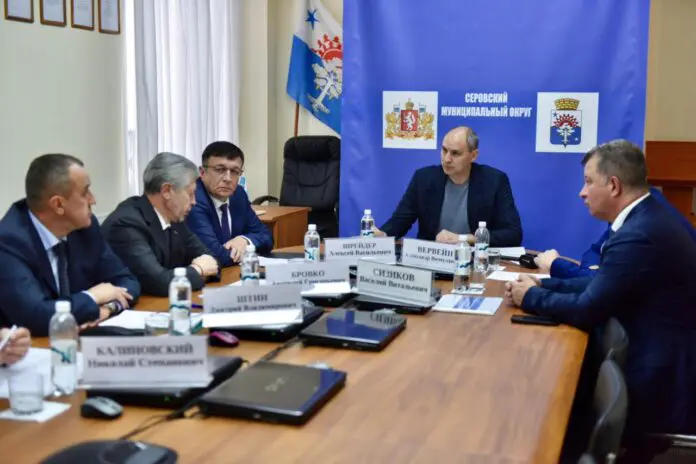 Денис Паслер выразил поддержку коллективам заводов в Серовском муниципалитете-0