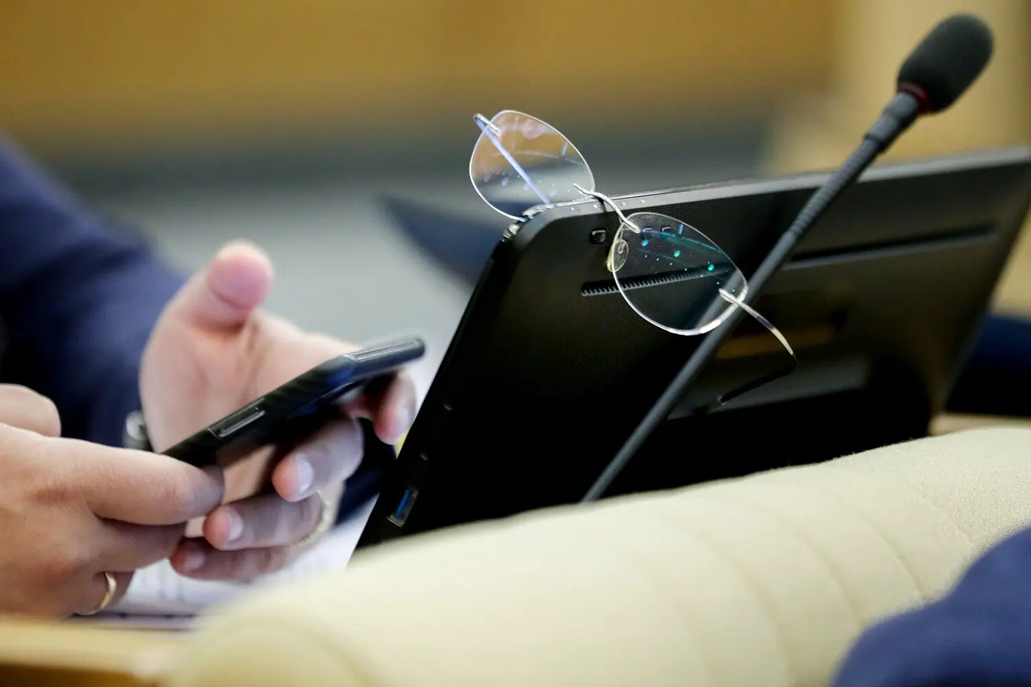 Госдума приняла важные поправки, касающиеся гражданских жен погибших бойцов СВО-0