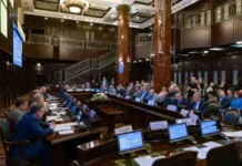 Сергей Кравцов и Дмитрий Мильков обсуждают введение обязательного ЕГЭ по истории sergej kravczov i dmitrij milkov obsuzhdayut vvedenie obyazatelnogo ege po istorii-uralnovosti-ru-0