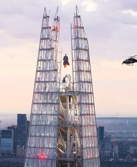Супермен на вершине небоскреба The Shard