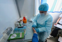 Алексей Вихарев и волонтеры дарят здоровье на Ирбитской Ярмарке aleksei viharev dispanserizacia1_uralnovosti