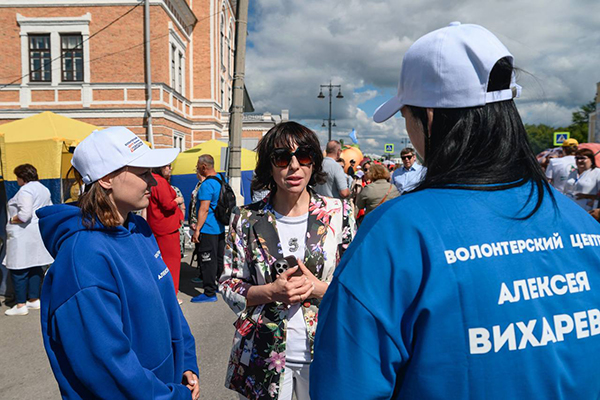 Алексей Вихарев и волонтеры дарят здоровье на Ирбитской Ярмарке