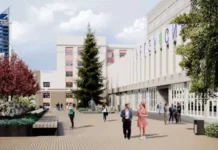 Денис Паслер поддержал проект Золотого Яблока по благоустройству сквера у УрГЭУ denis pasler podderzhal proekt zolotogo yabloka po blagoustrojstvu skvera u urgeu-uralnovosti-ru-0