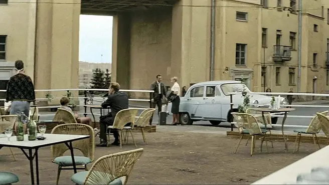 Москвичи, а вы любите смотреть фильмы о своем городе? Вот несколько популярных кинокартин, которые нравятся жителям столицы | Источник: кадр из фильма «Три тополя на Плющихе», реж. Татьяна Лиознова / «Мосфильм» (1968)