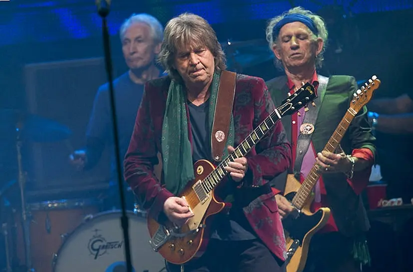 Мик Тейлор, бывший участник Rolling Stones, на сцене Pyramid в Гластонбери, 2013