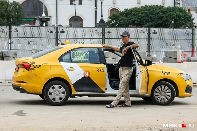 Таксопарки распродадут иномарки из-за нового закона о локализации | Источник: Артём Устюжанин / MSK1.RU
