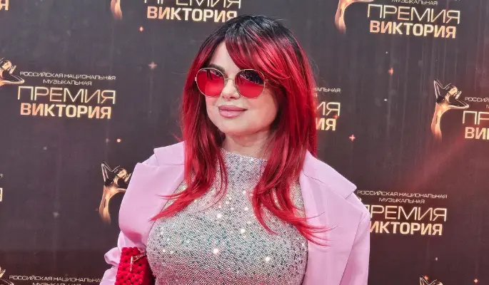 Королева тратит внушительные суммы на операции невестки-стриптизерши: Это всегда дорого