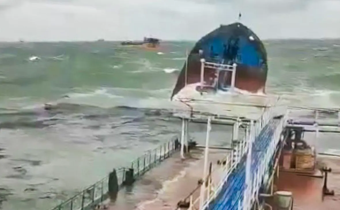 Танкеры Волгонефть-212 и Волгонефть-239 во время столкновения, 2024 год (Южная транспортная прокуратура / ТАСС)