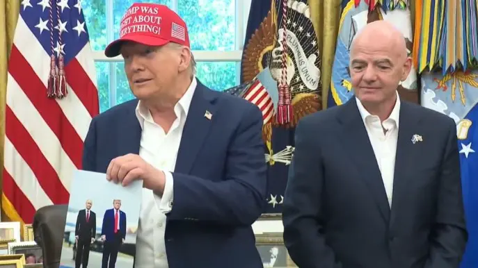 «Он хорошо получился, я нормально»: Трамп показал фото с Путиным с Аляски