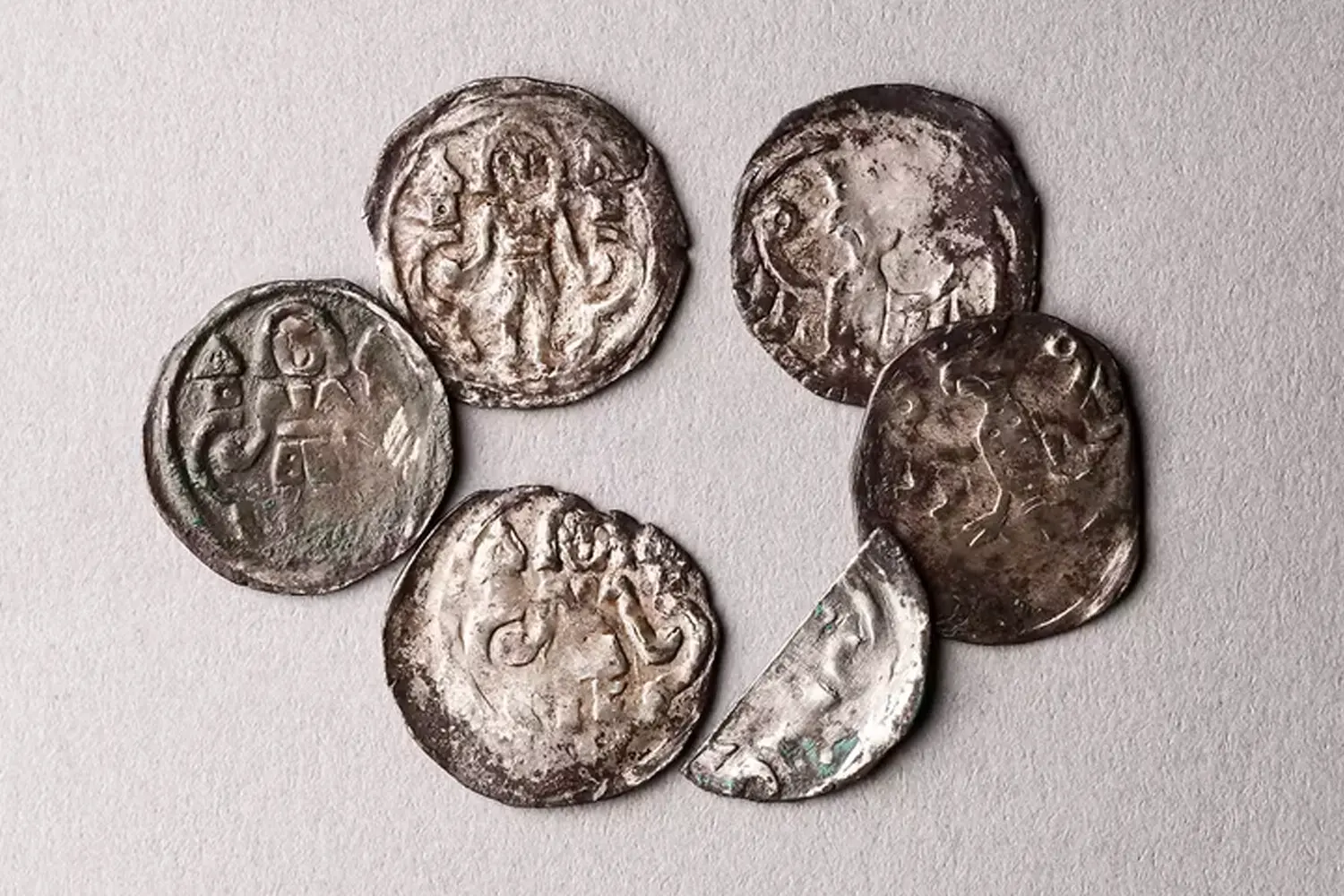 В Берлине обнаружены уникальные монеты Оттона V с Молькенмаркта — волнующая находка!-0