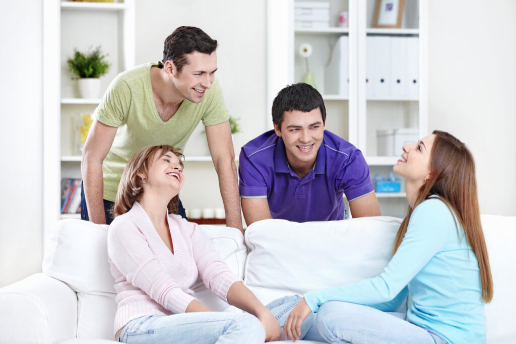 Друзья беседуют на диване