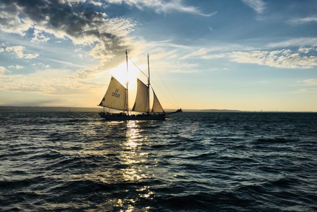 Корабль на закате