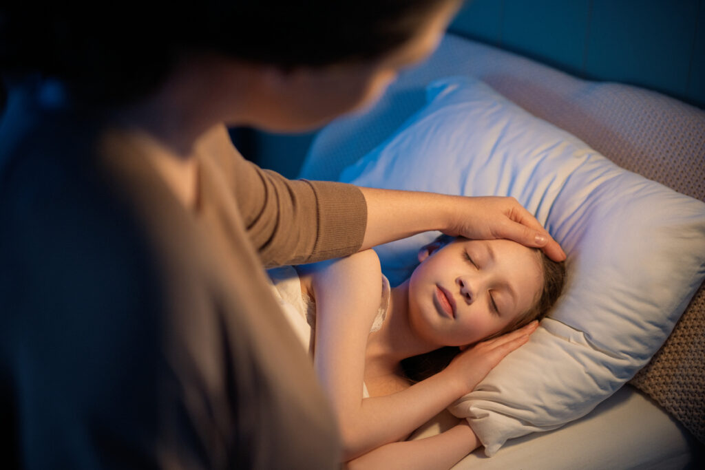 Мама будит дочь