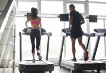 Как спорт открывает изменённое сознание Молодая пара тренируется на беговых дорожках