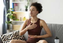 Дыхательная техника для изменённого сознания Молодая женщина выполняет упражнения для глубокого дыхания