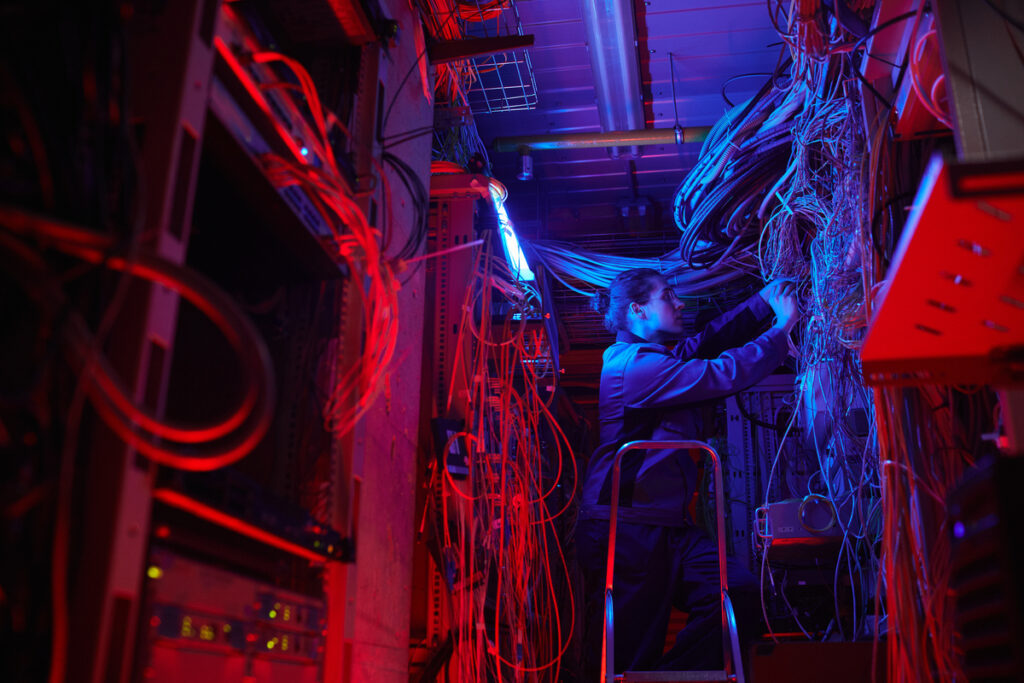 Молодой человек, настраивающий компьютерную сеть