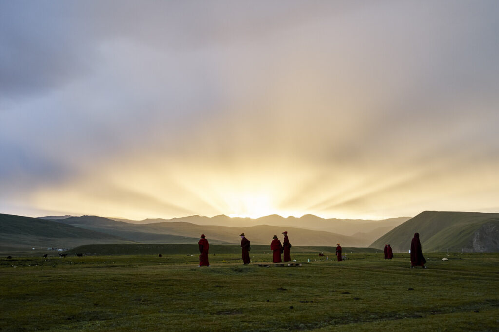 Монахи гуляют на рассвете