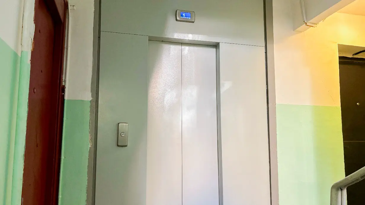В жилом доме в районе Преображенское в 2025 году завершили замену всего лифтового оборудования с расширением дверных проемов