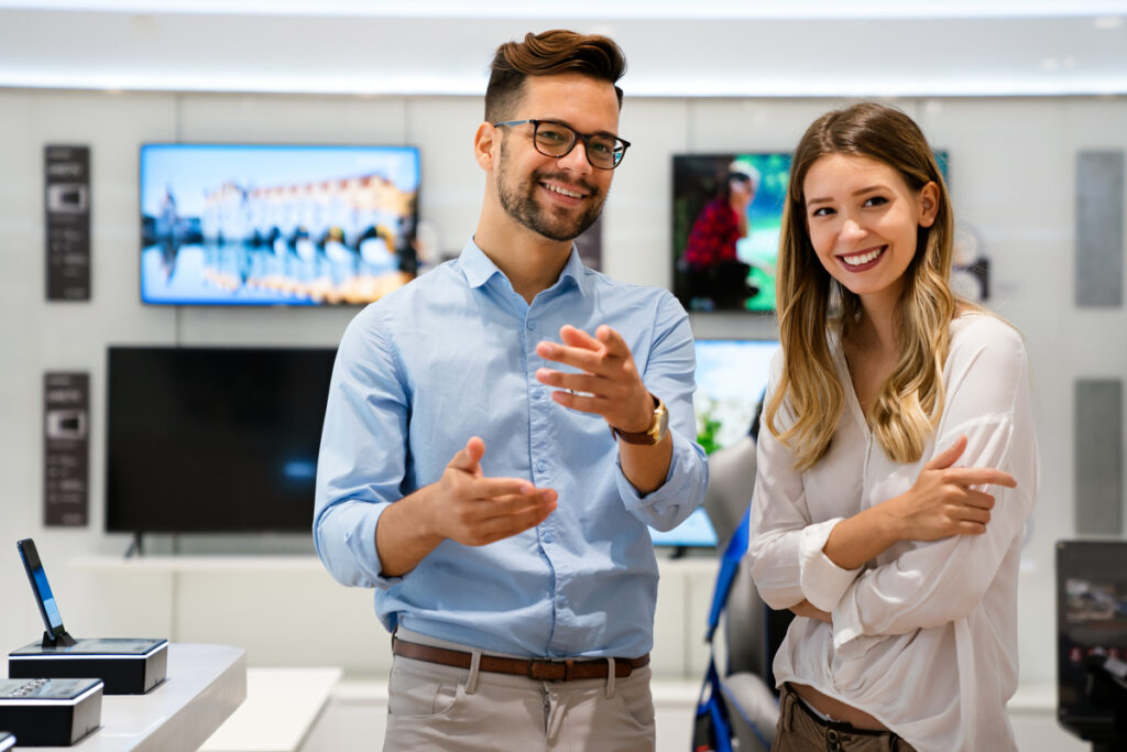 Продавцы в магазине бытовой электроники 
