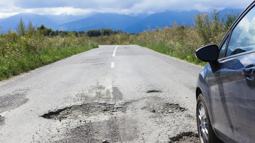 Автоэксперт Шкуматов пояснил, как следует ехать по плохой дороге с ямами