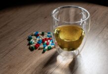 Факты, которые помогут вам казаться умнее Разноцветные таблетки и алкоголь на столе