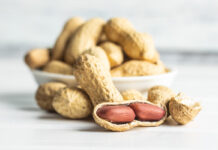 Каким закускам не место в вашем офисе? Вкусный неочищенный арахис