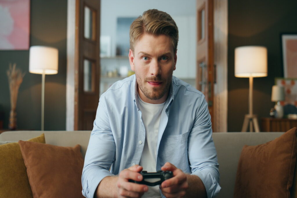 Взволнованный мужчина играет в видеоигру
